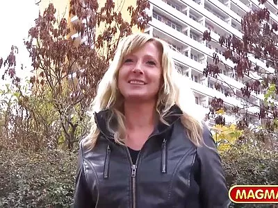 માત્ર એક હાથથી પકડેલા ઉપકરણ સાથે ફોટો ગાય