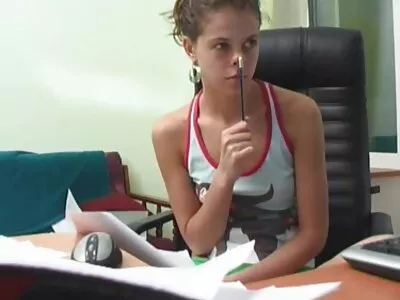 નાના titted સોનેરી કેટલાક સેક્સી રહસ્યો જાણે છે