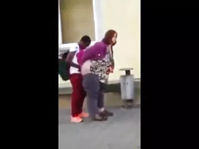 ગ્રે આઇડ લેડી એક કોક સાથે સ્ટફ્ડ