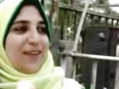 બગડેલી છોકરી સંતુષ્ટ થવા માંગે છે