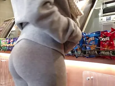 સગર્ભા સોનેરી ને ત્રિગુણીઓ પસંદ છે