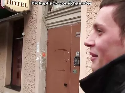 કલાપ્રેમી છોકરી ચરબીયુક્ત ટોટી ચૂસી રહી છે