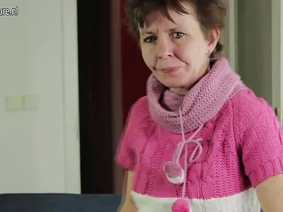 એશિયન ક્લેમ બફ અને પલંગ પર ડ્રિલ્ડ