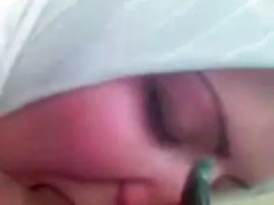 ભયાવહ સોનેરી ચિકને ખરેખર કેટલાક રોકડની જરૂર છે