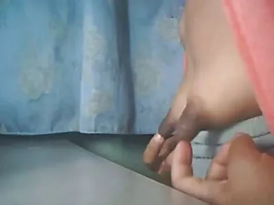 હોટ ટીન કમિંગ કરતી વખતે સંગીત સાંભળી રહી છે