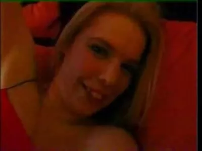 બક્સમ હોટ્ટી માર્શા મે પૂલ ટેબલ પર અથડાઈ