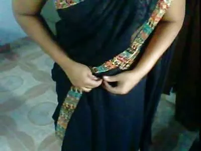 મોટા લૂંટ એબોની એક સફેદ સલામી ચાટે છે