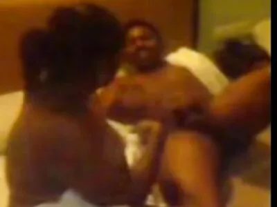 ક્યુબન MILF લુના સ્ટાર તેના પગ ફેલાવે છે