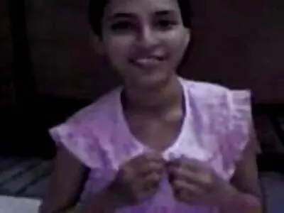 તોફાની પત્ની તેના પતિના મિત્રને વાહિયાત કરી રહી છે