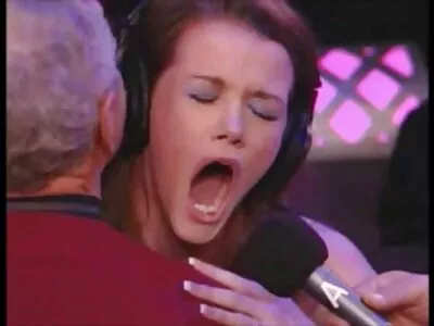 હોટ ચિક ગુપ્ત રીતે તેના પાડોશીને અશ્લીલ કરે છે