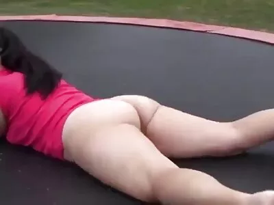 છેતરપિંડી બોયફ્રેન્ડ એક સોનેરી વેશ ભરીને