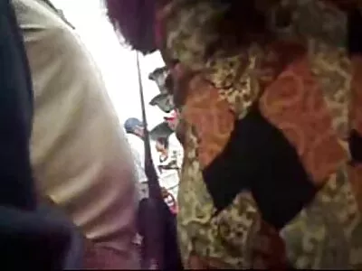 સેક્સી લેડી બહાર વાહિયાત થઈ રહી છે