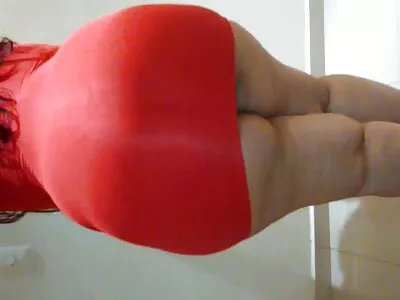 ટોરી ડીન કેરેસ હર ટિટ્ટીઝ એન્ડ હર કિટ્ટી