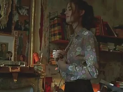 તોફાની છોકરી તેની પ્રથમ ત્રિગુણ ધરાવે છે