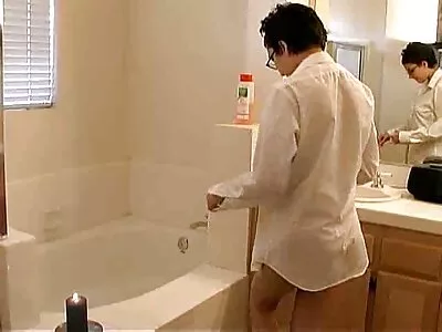 સુંદર છોકરી તેના સારા મિત્રને દિલાસો આપી રહી છે