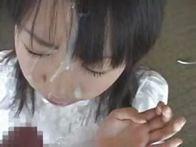 સ્ટેન્ડિંગ પોઝિશનમાં વાહિયાત થતાં કિમ્બર લી વિલાપ કરે છે