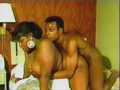 ગરમ સ્ત્રી જાણે છે કે તેના પતિને શું જોઈએ છે