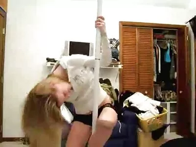 બસ્ટી મહિલા તેના સિક્યુરિટી ગાર્ડને અશ્લીલ કરી રહી છે