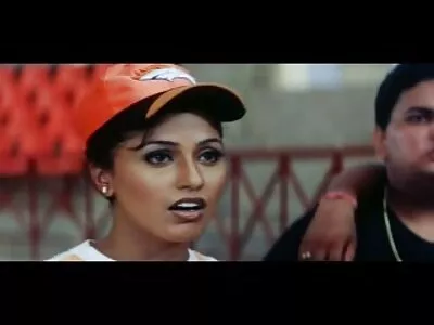 પાતળી સોનેરી સરસ ફૂટ જોબ્સ આપી રહી છે