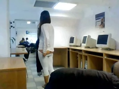 ક્લેર ડેમ્સ એક કેબી સાથે બીભત્સ બની જાય છે