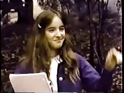 સેક્સી શ્યામા તેના એપાર્ટમેન્ટમાં મળી હતી