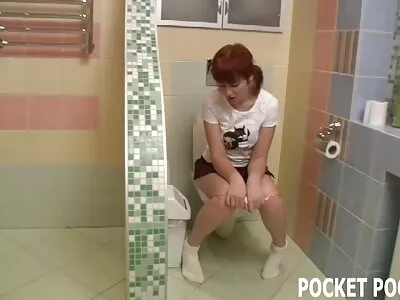 આરાધ્ય સોનેરી ટેનિંગ રૂમ ઘણો પસંદ કરે છે