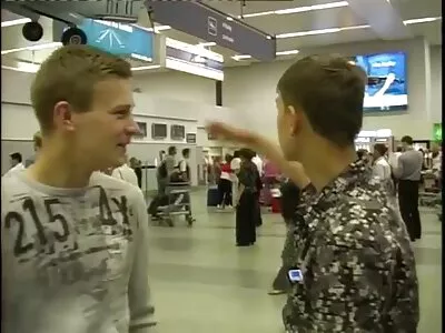 નાનો સોનેરી બાથરૂમમાં ડીપથ્રોટિંગ કરે છે