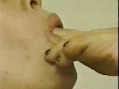 બિલ તેના કાળા પાડોશીને અશ્લીલ કરી રહ્યો છે