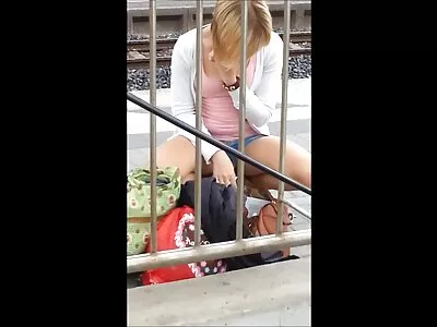 ફિશનેટ સ્ટોકિંગ્સમાં નાની છોકરી ખીલી ગઈ