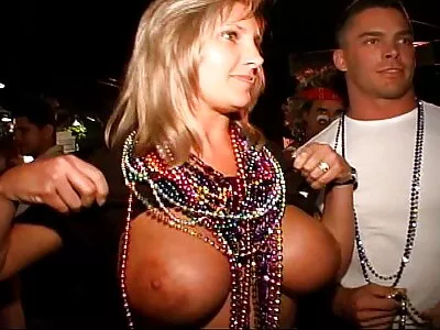 જોનીસ એડવાન્સ ફી તરીકે કઠોર બાલોની