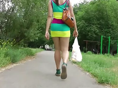 નાનું બાળક વીના સ્કાય જંગલી પ્રાણીની જેમ વિલાપ કરે છે જ્યારે વિશાળ લેટિનો કોક પર સવારી કરે છે