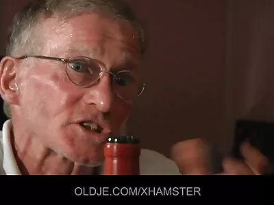 ડોમિનિકા ઘણીવાર બે વ્યક્તિઓને અશ્લીલ કરે છે