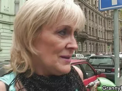 ટૂંકા પળિયાવાળું બાળક ડીપથ્રોટિંગ છે