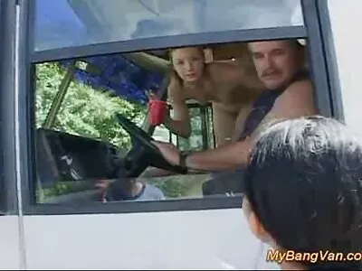 ડેડીની નવી છોકરી સાથે બીભત્સ બનવું