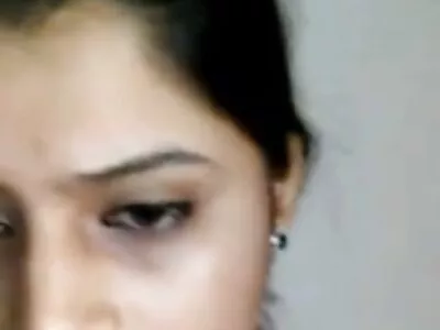 બ્રિજેટ બી બિનઅનુભવી ટીનને શીખવે છે કે કેવી રીતે ચૂત ખાવી