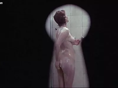 મોહક સોનેરી બેબ માથું આપ્યા પછી તેના ચહેરા પર કમ લે છે