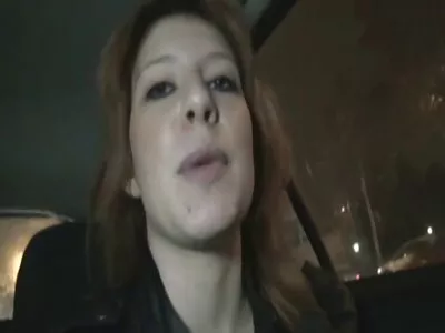 અલીયાહ સ્કાય જેમ્સ પેન્ટની નીચે કંઈક સખત પકડે છે