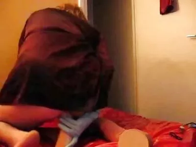 જંગલી કુગર વેરોનિકા અવલુવે તેના પુત્રના મિત્રને ફસાવ્યો