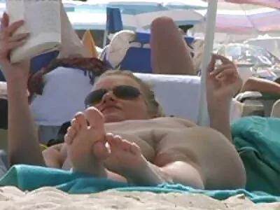 બ્લેક રોઝ એક માંસવાળું માંસ નળી સાફ કરી રહ્યું છે