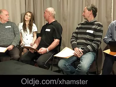 બેબ પૂલ દ્વારા સેક્સ માણે છે