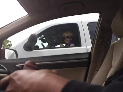 બસ્ટી ક્લાઉડિયા મેરી તેની ચેરી સાથે રમે છે