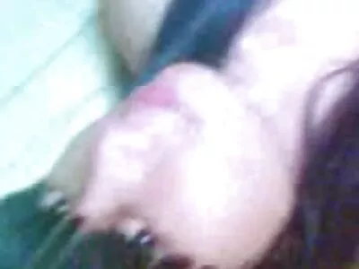 નાજુક સોનેરી તેના ચહેરા પર કમ મળી