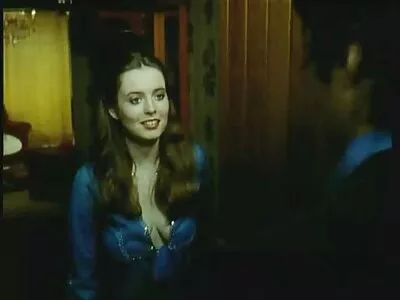 ડાર્ક-પળિયાવાળું અપ્સરા લીલુ મૂન બહારથી સખત વાહિયાત થઈ જાય છે