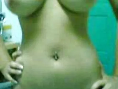 સેક્સી સોનેરી તેના મકાનમાલિકને વાહિયાત કરી રહી છે