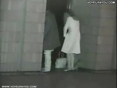 પરિણીત સ્ત્રીએ એક સુંદર અજાણી વ્યક્તિને ચોરી લીધી