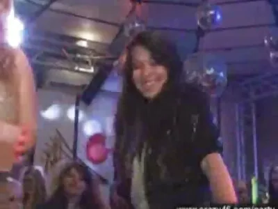 વીંધેલું, છૂંદણું સોનેરી ડોગીસ્ટાઇલ