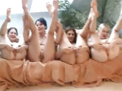 સેક્સી બેબ તેના મિત્રને મનોરંજક બનાવે છે