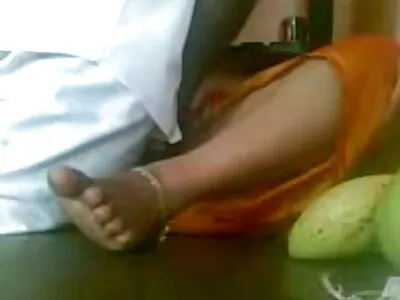 મમ્મી અને દીકરી એક માણસને ખુશ કરે છે