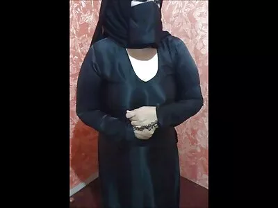 કાળા ગોળમટોળ ચહેરાવાળું બ્રેસ્ટેડ લેડી